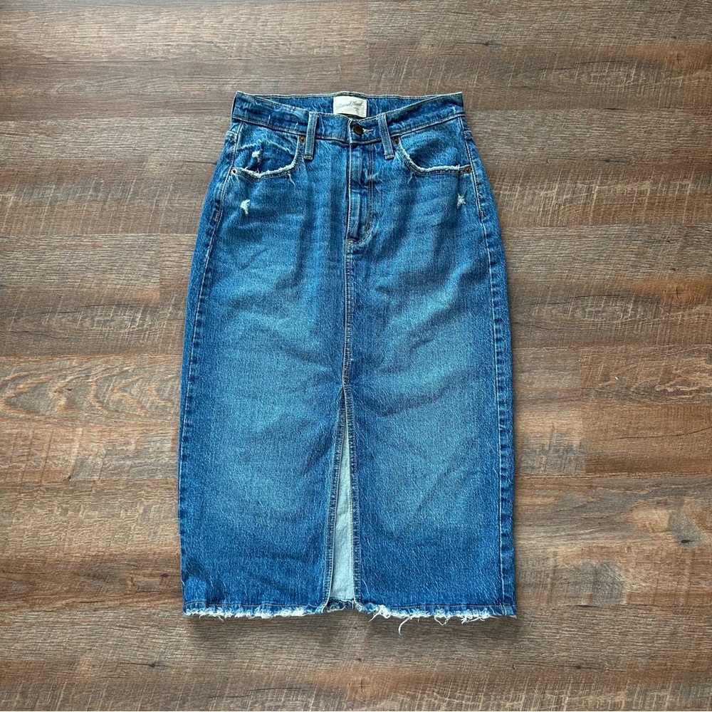 Universal Thread Blue Jeans Classic Distressed Style